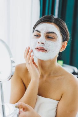 Güzellik salonundaki müşterinizin yüzündeki maske. Cilt temizleme ve nemlendirici konsept. Yüz bakımı.