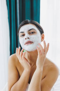 Güzellik salonundaki müşterinizin yüzündeki maske. Cilt temizleme ve nemlendirici konsept. Yüz bakımı.