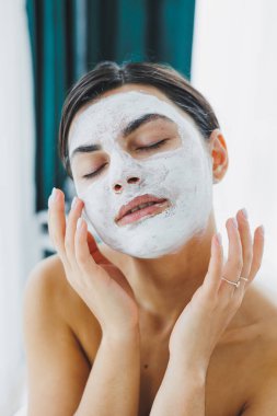 Güzellik salonundaki müşterinizin yüzündeki maske. Cilt temizleme ve nemlendirici konsept. Yüz bakımı.