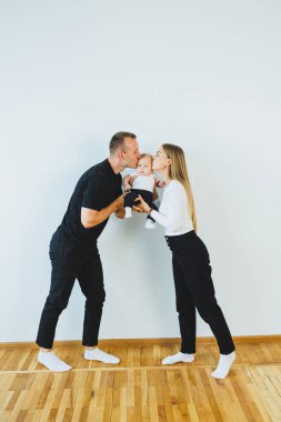 Şirin, genç bir aile babası ve yeni doğmuş bir bebek. Üç tanesi de evde gülümsüyor. Yeni doğmuş bebeği olan mutlu bir aile çifti. Gülümseyen aileler oğullarını kucaklıyor..