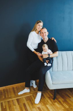 Şirin, genç bir aile babası ve yeni doğmuş bir bebek. Üç tanesi de evde gülümsüyor. Yeni doğmuş bebeği olan mutlu bir aile çifti. Gülümseyen aileler oğullarını kucaklıyor..