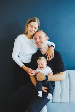 Şirin, genç bir aile babası ve yeni doğmuş bir bebek. Üç tanesi de evde gülümsüyor. Yeni doğmuş bebeği olan mutlu bir aile çifti. Gülümseyen aileler oğullarını kucaklıyor..