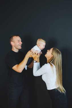 Şirin, genç bir aile babası ve yeni doğmuş bir bebek. Üç tanesi de evde gülümsüyor. Yeni doğmuş bebeği olan mutlu bir aile çifti. Gülümseyen aileler oğullarını kucaklıyor..