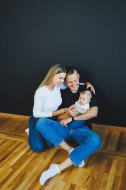 Şirin, genç bir aile babası ve yeni doğmuş bir bebek. Üç tanesi de evde gülümsüyor. Yeni doğmuş bebeği olan mutlu bir aile çifti. Gülümseyen aileler oğullarını kucaklıyor..