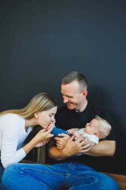 Anne, baba ve yeni doğan oğul evde oynuyorlar. Çocuklu mutlu bir aile..