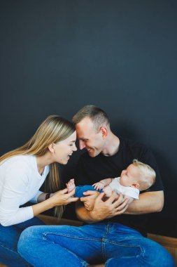 Anne, baba ve yeni doğan oğul evde oynuyorlar. Çocuklu mutlu bir aile..