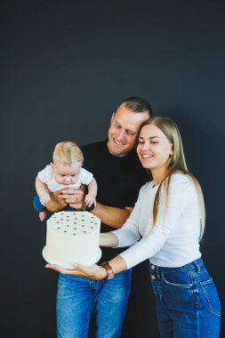 Anne baba kucağında bebek var. Evde mutlu bir aile. Anne, baba ve oğul birlikte oyun oynuyorlar. Bir erkek ve bir kadın, bir çocuğa sevgiyle sarılır..