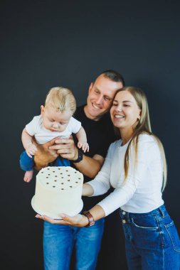 Anne baba kucağında bebek var. Evde mutlu bir aile. Anne, baba ve oğul birlikte oyun oynuyorlar. Bir erkek ve bir kadın, bir çocuğa sevgiyle sarılır..