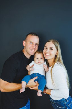 Anne, baba ve yeni doğan oğul evde oynuyorlar. Çocuklu mutlu bir aile..