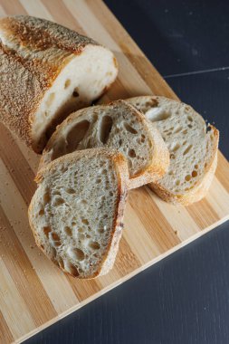 Lezzetli tam tahıllı ekmek. Taze ekmek yap. Ev yapımı pişirme..