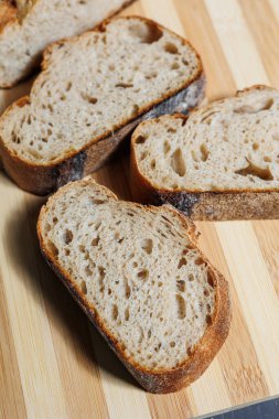 Lezzetli tam tahıllı ekmek. Taze ekmek yap. Ev yapımı pişirme..