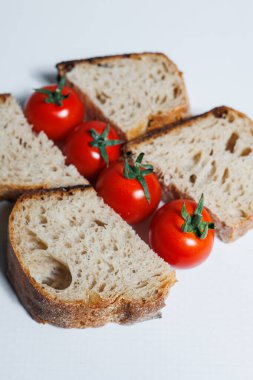 Kiraz domatesli ekmek. Ev yapımı pişirme. Mayasız çavdar ekmeği.