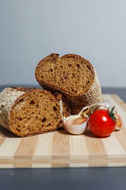 Kiraz domatesli ekmek. Ev yapımı pişirme. Mayasız çavdar ekmeği.