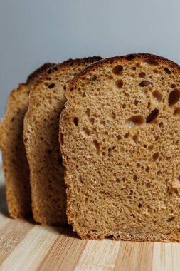 Dilimlenmiş taze çavdar ekmeği. Dilimlenmiş Kraft ekmeği.