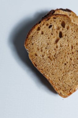 Dilimlenmiş taze çavdar ekmeği. Dilimlenmiş Kraft ekmeği.