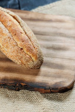 Tam tahıl, çavdar ve buğday ununun karışımında taze pişmiş çavdar ekmeği. Taze ev yapımı ekmek. Yapı hamur işleri