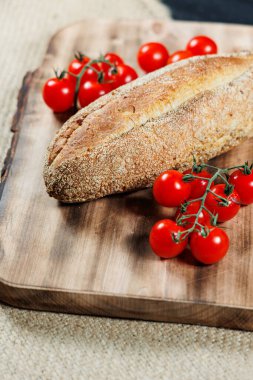 Kiraz domatesli ekmek. Ev yapımı pişirme. Mayasız çavdar ekmeği.