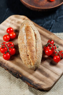 Kiraz domatesli ekmek. Ev yapımı pişirme. Mayasız çavdar ekmeği.