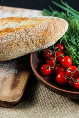 Kiraz domatesli ekmek. Ev yapımı pişirme. Mayasız çavdar ekmeği.