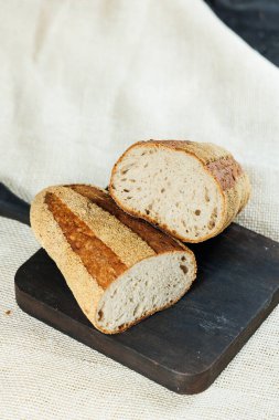 Tam tahıl, çavdar ve buğday ununun karışımında taze pişmiş çavdar ekmeği. Taze ev yapımı ekmek. Yapı hamur işleri