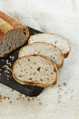 Dilimlenmiş taze çavdar ekmeği. Dilimlenmiş Kraft ekmeği.