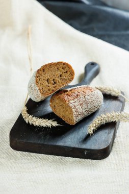 Tam tahıl, çavdar ve buğday ununun karışımında taze pişmiş çavdar ekmeği. Taze ev yapımı ekmek. Yapı hamur işleri