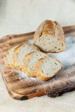Tam tahıl, çavdar ve buğday ununun karışımında taze pişmiş çavdar ekmeği. Taze ev yapımı ekmek. Yapı hamur işleri
