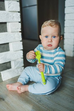 Mutlu gülümseyen çocuk. Gülümseyen yüzüyle yeni doğmuş şirin bir erkek bebek yerde sürünüyor. Annelik bebek bakımı konsepti Mutlu bebek