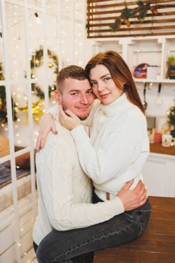 Genç ve mutlu bir çift mutfakta yeni yıl yemeği hazırlıyor. Noel sabahı mutfakta aile kahvaltısı..