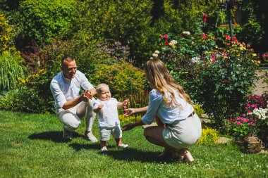 Anne ve baba doğada, bir yaşındaki oğullarıyla birlikte. Doğada küçük oğlu olan mutlu bir aile..