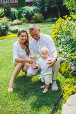 Anne ve baba doğada, bir yaşındaki oğullarıyla birlikte. Doğada küçük oğlu olan mutlu bir aile..