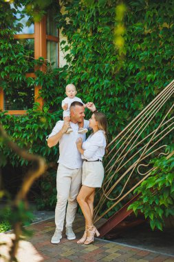 Anne ve baba doğada, bir yaşındaki oğullarıyla birlikte. Doğada küçük oğlu olan mutlu bir aile..