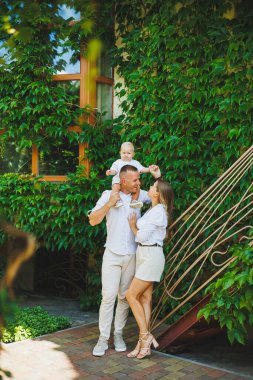 Anne ve baba doğada, bir yaşındaki oğullarıyla birlikte. Doğada küçük oğlu olan mutlu bir aile..