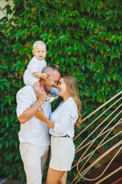 Anne ve baba doğada, bir yaşındaki oğullarıyla birlikte. Doğada küçük oğlu olan mutlu bir aile..