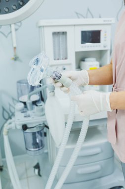 Doktorun ofisinde tıbbi ekipman var. Bir tıp kurumu için araçlar.