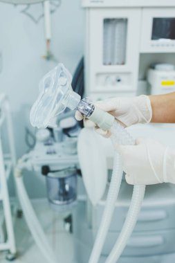 Doktorun ofisinde tıbbi ekipman var. Bir tıp kurumu için araçlar.