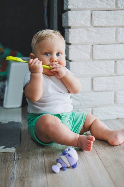 Evde geliştirme ve öğrenme için oyuncak bir bebek, yatak odasında motor geliştirme için bir çocuk. Bilişsel gelişimin küçük bir çocuğu.