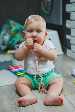 Evde geliştirme ve öğrenme için oyuncak bir bebek, yatak odasında motor geliştirme için bir çocuk. Bilişsel gelişimin küçük bir çocuğu.