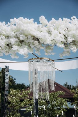 Yeni evliler için temiz hava boyama seremonisi..