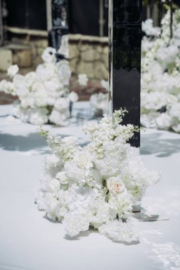 Yeni evliler için temiz hava boyama seremonisi..