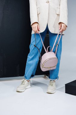 Pembe deri bir sırt çantası bir kadının elinde. Kadın sırt çantası..