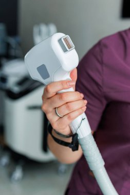 Vücudun lazer epilasyonu için modern bir cihaz. Saç temizleme aygıtı.