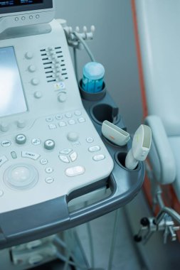 Vücut muayenesi için ultrason makinesi. Doktorun ofisinde modern aletler var..