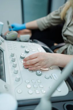 Vücut muayenesi için ultrason makinesi. Doktorun ofisinde modern aletler var..