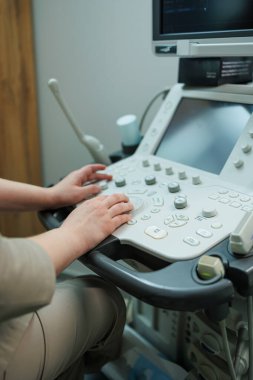 Vücut muayenesi için ultrason makinesi. Doktorun ofisinde modern aletler var..