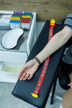 Hemşire bir hastanın damarından kan toplar. Araştırma için bir kadından kan almak..