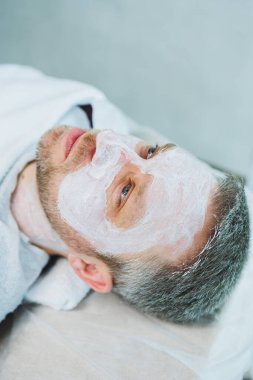 Adam dermatologla randevuda. Erkek kozmetolojisi. Kozmetik kliniğindeki erkekler için maskeler.