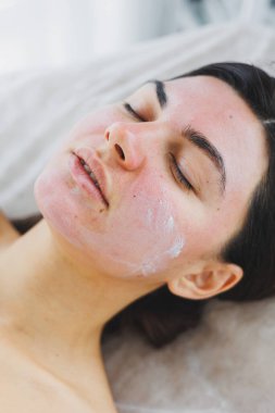 Kadın yüzü nemlendirici cilt bakım maskesi ile yakından çekilmiş. Kozmetik kadın maskesi.