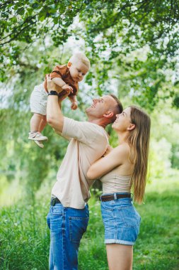 Küçük bir oğlu olan genç evli bir çift yürüyüşe çıktı. Çocuklu mutlu bir aile..