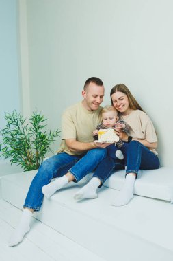 Küçük bir oğlu olan mutlu bir aile çifti. Anne, baba ve bebek sarılıyor..
